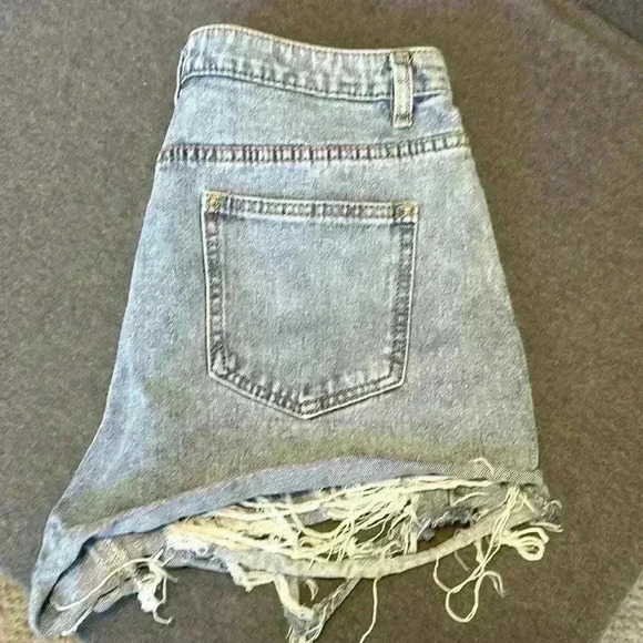 Pretty Little Thing Denim Ripped Jean Short Frayed Bottom. Women’s Size 10 - Picture 10 of 13